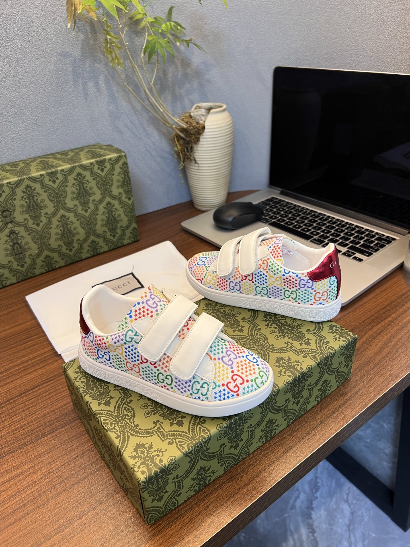 Children's shoes child
